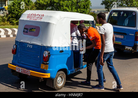 Zwei Männer, die immer in ein Taxi Bajaj, Arba Minch, Äthiopien Stockfoto