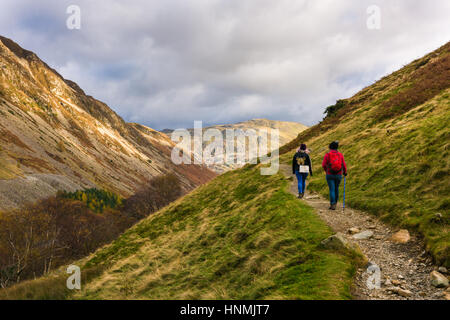 Fiel in das Glenridding Tal mit Glenridding Geröllhalden zu Fuß auf der linken Seite und Stelle fiel voraus. Nationalpark Lake District, Cumbria, England. Stockfoto