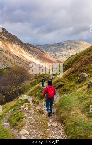 Fiel in das Glenridding Tal mit Glenridding Geröllhalden zu Fuß auf der linken Seite und Stelle fiel voraus. Nationalpark Lake District, Cumbria, England. Stockfoto