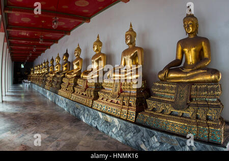 Sitzen Sie Buddhastatuen im Wat Pho in Bangkok, Thailand. Stockfoto