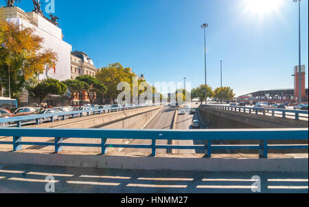 Postkarten aus Spanien.  Polizei helfen durch die Leitung Verkehr & Leute unterwegs in der Stadt Madrid.  Verkehr & Massen von Menschen in Madrid. Stockfoto