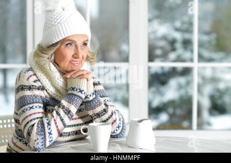 Reife Frau Tee trinken Stockfoto