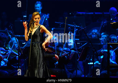 Miami, FL, USA. 12. Februar 2017. Elisa Balbo führt auf die AmericanAirlines Arena am 12. Februar 2017 in Miami, Florida. Bildnachweis: Mpi10/Medien Punch/Alamy Live-Nachrichten Stockfoto