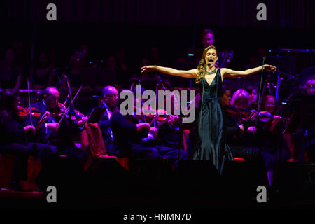 Miami, FL, USA. 12. Februar 2017. Elisa Balbo führt auf die AmericanAirlines Arena am 12. Februar 2017 in Miami, Florida. Bildnachweis: Mpi10/Medien Punch/Alamy Live-Nachrichten Stockfoto