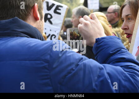 Liverpool, Vereinigtes Königreich. 14. Februar 2017. Interesse der Medien und Interviews. Demonstranten zeigen am Eingang Calderstones Park gegen die vorgeschlagene Entwicklung von 51 Häuser auf 13 Hektar Land auf dem Land von Harthill und Calderstones Park und Beechley Immobilien. Es war zeitlich zusammenfallen mit einem Besuch von Liverpool City Council Planning Committee umfasst Beamte und Abgeordnete. Bildnachweis: David J Colbran/Alamy Live-Nachrichten Stockfoto