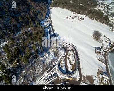 Schnee liegt auf dem Gelände neben dem Kunsteis Track für Bob und Skeleton Rodeln in Schönau am Königssee, Deutschland, 14. Februar 2017. Die Bob & Skelton Weltmeisterschaften 2017 wird hier vom 13. bis 26. Februar 2017 stattfinden. (LUFTAUFNAHME MIT DROHNE) Foto: Peter Kneffel/dpa Stockfoto