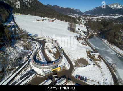 Schnee liegt auf dem Gelände neben dem Kunsteis Track für Bob und Skeleton Rodeln in Schönau am Königssee, Deutschland, 14. Februar 2017. Die Bob & Skelton Weltmeisterschaften 2017 wird hier vom 13. bis 26. Februar 2017 stattfinden. (LUFTAUFNAHME MIT DROHNE) Foto: Peter Kneffel/dpa Stockfoto