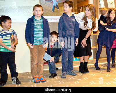 London, UK. 14. Februar 2017. Prinzessin Madeleine von Schweden besucht die Southbank Centre "Imagine" Kinderfest wo sie der "Platz für Kinder" in der Royal Festival Hall am 14. Februar 2017 in London, England eröffnete. Der "Raum für Kinder" ist eine Bibliothek mit Kinderbüchern aus nordischen Ländern. -KEIN Draht-SERVICE - Foto: Albert Nieboer/Royal Press/Dpa/Alamy Live News Stockfoto