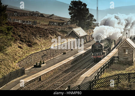 Dent, UK. 14. Februar 2017. Der erste Dampf geschleppt Dienst Zug seit 50 Jahren gesehen hier Durchreise Dent Station auf der Settle Carlisle Linie. Tornado Dampf Enngine LNER A1 Klasse. Andrew Fletcher/Alamy Live-Nachrichten Stockfoto