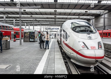 München, Deutschland - 15. Mai 2016: A Deutsche Bahn ICE Intercity Hochgeschwindigkeitszug wartet am Münchner Hauptbahnhof (München Hauptbahnhof). Stockfoto