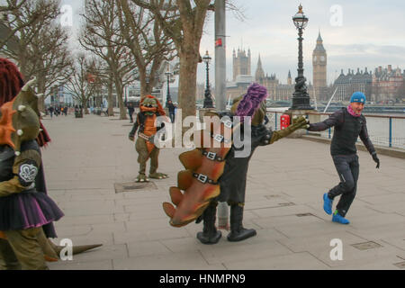 London, UK. 14. Februar 2017. Finnische Kinder-Rock-Band Hevisaurus interagieren mit Passanten außerhalb der Southbank Centre in London vor ihrer Leistung am nächsten Tag. Foto Datum: Dienstag, Feb 14, 2017. Bildnachweis sollte lauten: Roger Garfield/Alamy Live News Stockfoto