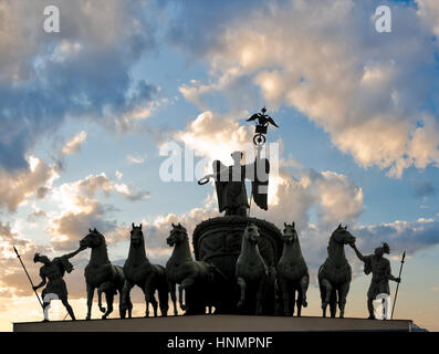 ST. PETERSBURG, Russland - 12. Juli 2016: Triumphal Bogen Chariot Ruhm auf General Staff Building in St. Petersburg. Stockfoto