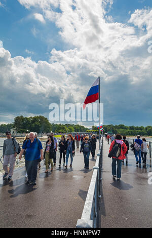 PETERHOF, Russland - 13. Juli 2016: Touristen zu Fuß entlang der Promenade am Peterhof, Russland Stockfoto