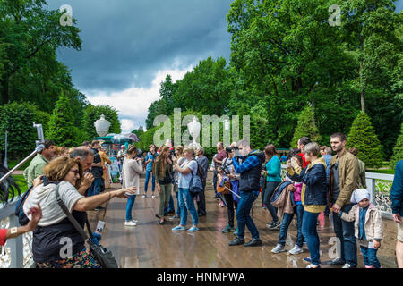 PETERHOF, Russland - 13. Juli 2016: Touristen machen Foto in Peterhof, bekannt für seine Paläste und Brunnen Stockfoto