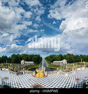 PETERHOF, Russland - 13. Juli 2016: Blick vom großen Peterhofer Palast auf unteren Park mit Springbrunnen, goldene Statuen und Kanal. Stockfoto