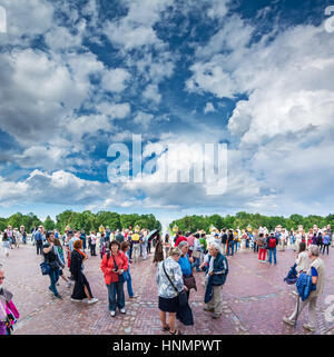 PETERHOF, Russland - 13. Juli 2016: Touristen Menschenmenge an der Spitze der wichtigsten Brunnen von Peterhof, Russland Stockfoto