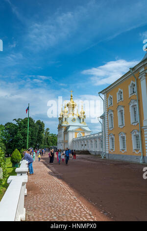 PETERHOF, Russland - 13. Juli 2016: Peters Palast in Peterhof, St Petersburg, Russland. Hunderte von Brunnen und goldenen Statuen umgeben die Antwort des Petrus Palace - Russias nach Versailles. Stockfoto