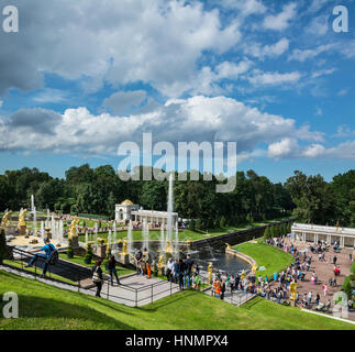 PETERHOF, Russland - 13. Juli 2016: Blick vom großen Peterhofer Palast auf unteren Park mit Springbrunnen, goldene Statuen und Kanal. Stockfoto