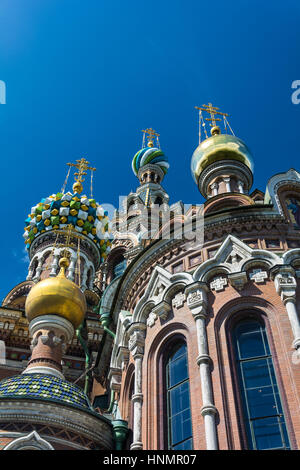 ST. PETERSBURG, Russland - 14. Juli 2016: Kuppeln und Kreuze des Erlösers auf Blut-Kirche in St. Petersburg, Russland. Stockfoto