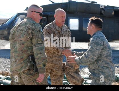 Gardez, Afghanistan. 14. Februar 2017. Vize-Admiral Robert S. Harward, Kommandierender Offizier der kombiniert gemeinsame Interagency Task Force 435, grüßt Oberstleutnant Marchal Magee während Oberstleutnant Steve Boesen, Blicke auf bei einem Besuch in der Forward Operating Base Gardez 12. Januar 2011 in Gardez, Afghanistan. Harward Spitzenreiter 14. Februar 2017 gilt Michael Flynn als die Sicherheitsberater im Weißen Haus zu ersetzen, nachdem Flynn zurückgetreten war. (Sgt. John P Sklaney III/DOD Foto via Planetpix) Stockfoto