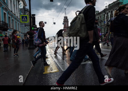 ST. PETERSBURG, Russland - 15. Juli 2016: Newskij Prospekt, typische Straßenszene mit Menschen zu Fuß entlang der Allee in Sankt Petersburg, Russland Stockfoto