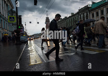 ST. PETERSBURG, Russland - 15. Juli 2016: Newskij Prospekt, typische Straßenszene mit Menschen zu Fuß entlang der Allee in Sankt Petersburg, Russland Stockfoto