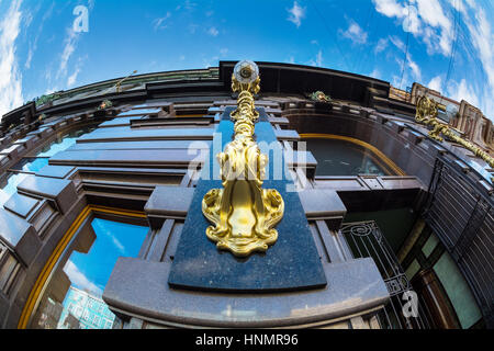 ST. PETERSBURG, Russland - 16. Juli 2016: Bizarre architektonische Ornamente auf Kosten des Hauses "Singer", St. Petersburg, Russland Stockfoto