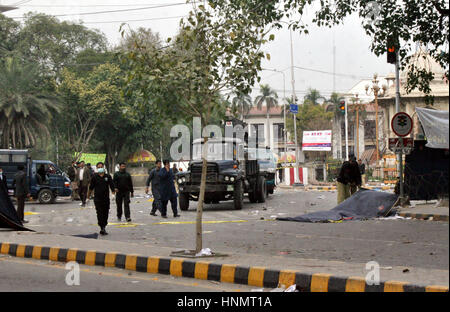 Follow-up: Blick auf den Ort am nächsten Tag der Explosion in der Mall Road in Lahore am Dienstag, 14. Februar 2017. Mindestens 10 Personen wurden getötet und 69 verletzt am Montag als ein Selbstmordattentäter außerhalb der Assembly Punjab in Lahore während einer Protestaktion schlug Polizeibeamte sagten. Rettung 1122 bestätigt, dass 69 Personen in den Angriff, mit die meisten Unfall in Mayo Klinik verschoben verletzt wurden und Ganga Ram Hospital.The Jamat-Ul-Ahrar Partei der verbotenen Tehreek-i-Taliban Pakistan (TTP) Verantwortlichkeit für den Angriff behauptete hat. Stockfoto