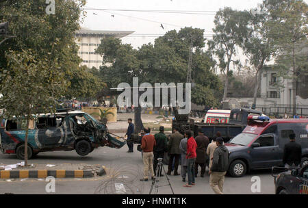 Follow-up: Blick auf den Ort am nächsten Tag der Explosion in der Mall Road in Lahore am Dienstag, 14. Februar 2017. Mindestens 10 Personen wurden getötet und 69 verletzt am Montag als ein Selbstmordattentäter außerhalb der Assembly Punjab in Lahore während einer Protestaktion schlug Polizeibeamte sagten. Rettung 1122 bestätigt, dass 69 Personen in den Angriff, mit die meisten Unfall in Mayo Klinik verschoben verletzt wurden und Ganga Ram Hospital.The Jamat-Ul-Ahrar Partei der verbotenen Tehreek-i-Taliban Pakistan (TTP) Verantwortlichkeit für den Angriff behauptete hat. Stockfoto