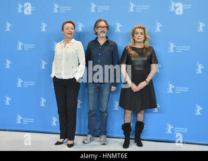 Berlin, Deutschland. 14. Februar 2017. Schauspielerin Catherine Frot (L-R), Regisseur Martin Provost und Schauspielerin Catherine Deneuve beim Photocall zum Film "Sage-Femme" auf der 67. Internationalen Filmfestspiele Berlin in Berlin, Deutschland, 14. Februar 2017. Der Film wird gezeigt werden, ohne die Teilnahme am Wettbewerb. Foto: Britta Pedersen/Dpa-Zentralbild/Dpa/Alamy Live News Stockfoto