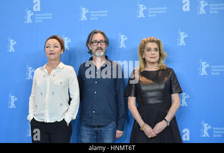 Berlin, Deutschland. 14. Februar 2017. Schauspielerin Catherine Frot (L-R), Regisseur Martin Provost und Schauspielerin Catherine Deneuve beim Photocall zum Film "Sage-Femme" auf der 67. Internationalen Filmfestspiele Berlin in Berlin, Deutschland, 14. Februar 2017. Der Film wird gezeigt werden, ohne die Teilnahme am Wettbewerb. Foto: Britta Pedersen/Dpa-Zentralbild/Dpa/Alamy Live News Stockfoto