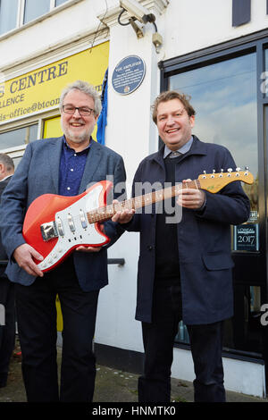 Dartford, Vereinigtes Königreich. 14. Februar 2017. Die blaue Plakette Gedenkfeier Vox auf Vox Originalgebäude an 119 Dartford Road, Kent. Auf dem Foto von links nach rechts sind; Robert Castle, Geschäftsführer von Korg UK; Martin Kelly - wer schreibt ein Buch über Vox - (sie halten eine 1962 Vox Consort Gitarre). Das Gebäude ist am ursprünglichen Standort des Jennings Musical Industries begrenzt die Vox Verstärker und andere Musikinstrumente Vox produziert. Bildnachweis: Steve Hickey/Alamy Live-Nachrichten Stockfoto