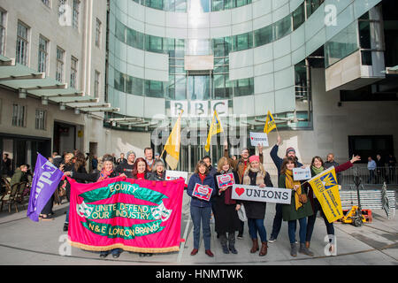 London, UK. 14. Februar 2017. HeartNUJ Ereignis, das die BBC Portland Place - The TUC haben ein Herz, die Gewerkschaften Aktionswoche von 8 bis 14 February.The Woche richtet sich an die Förderung der Vorteile von Trades Gewerkschaftsbewegung organisiert und es bietet NUJ Wiederholungen und Mitglieder die Möglichkeit zu helfen, neue Mitglieder zu rekrutieren. London-14. Februar 2017-Credit: Guy Bell/Alamy Live-Nachrichten Stockfoto