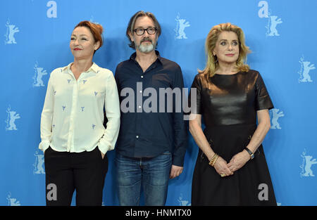 Berlin, Deutschland. 14. Februar 2017. Schauspielerinnen Catherine Frot (L) und Catherine Deneuve und der Regisseur Martin Provost beim Photocall zum Film "Sage Femme" auf der 67. Internationalen Filmfestspiele Berlin in Berlin, Deutschland, 14. Februar 2017. Der Film wird gezeigt werden, ohne die Teilnahme am Wettbewerb. Foto: Britta Pedersen/Dpa-Zentralbild/Dpa/Alamy Live News Stockfoto