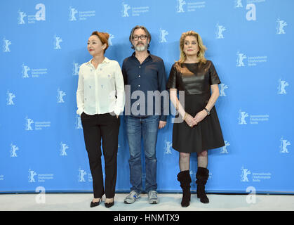 Berlin, Deutschland. 14. Februar 2017. Schauspielerinnen Catherine Frot (L) und Catherine Deneuve und der Regisseur Martin Provost beim Photocall zum Film "Sage Femme" auf der 67. Internationalen Filmfestspiele Berlin in Berlin, Deutschland, 14. Februar 2017. Der Film wird gezeigt werden, ohne die Teilnahme am Wettbewerb. Foto: Britta Pedersen/Dpa-Zentralbild/Dpa/Alamy Live News Stockfoto