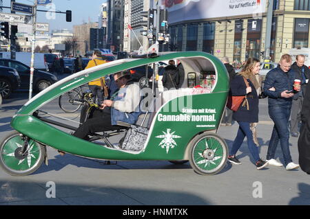 Berlin, Deutschland. 14. Februar 2017. Das Wetter in Deutschland: Menschen genießen sonnigen Tag in Berlin, Deutschland. Bildnachweis: Markku Rainer Peltonen/Alamy Live-Nachrichten Stockfoto