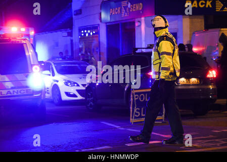 Oxford, UK. 14. Februar 2017. Polizei in der Nähe Mill Street in Oxford nach einer vermuteten Gasleitungen Explosion zerstört Wohnblock im nahe gelegenen Gibbs Crescent Credit: roger schief/Alamy Live-Nachrichten Stockfoto