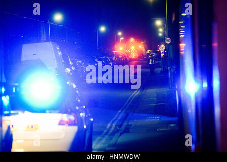 Oxford, UK. 14. Februar 2017. Polizei in der Nähe Mill Street in Oxford nach einer vermuteten Gasleitungen Explosion zerstört Wohnblock im nahe gelegenen Gibbs Crescent Credit: roger schief/Alamy Live-Nachrichten Stockfoto