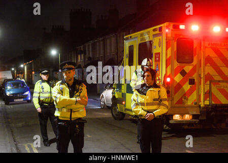 Oxford, UK. 14. Februar 2017. Polizei in der Nähe Mill Street in Oxford nach einer vermuteten Gasleitungen Explosion zerstört Wohnblock im nahe gelegenen Gibbs Crescent Credit: roger schief/Alamy Live-Nachrichten Stockfoto