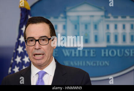 Washington, DC, USA. 14. Februar 2017. Vereinigte Staaten Minister fuer dem Fiskus Steven Mnuchin spricht in der Presse-Briefing-Room des weißen Hauses am 14. Februar 2017 in Washington, DC. Bildnachweis: MediaPunch Inc/Alamy Live-Nachrichten Stockfoto