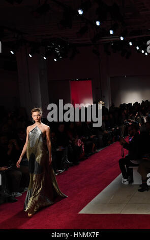 New York, USA. 14. Februar 2017. Ein Modell stellt eine Kreation von Naeem Khan während der 2017 New York Fashion Week in New York City in den Vereinigten Staaten am 14. Februar 2017. Bildnachweis: Li Rui/Xinhua/Alamy Live-Nachrichten Stockfoto