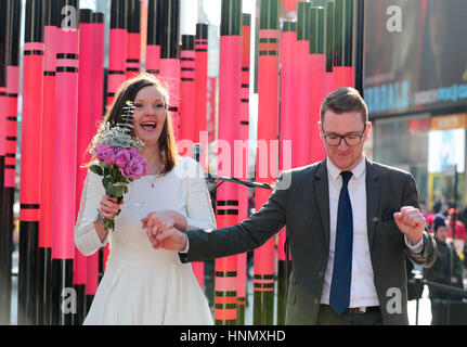 New York, USA. 14. Februar 2017. Elodie Legrand (L) und Guillaume Lesot aus Frankreich Tanz zusammen, nachdem sie während der Veranstaltung "Hochzeiten auf dem Platz" Valentinstag Mal geheiratet Square in New York, USA, 14. Februar 2017. Verschiedene Aktivitäten wie "Hochzeiten auf dem Platz", "Überraschung Vorschlag" und "Erneuerung des Eheversprechens" fanden statt, für die Liebhaber der Valentinstag am Dienstag zu genießen. Bildnachweis: Wang Ying/Xinhua/Alamy Live-Nachrichten Stockfoto