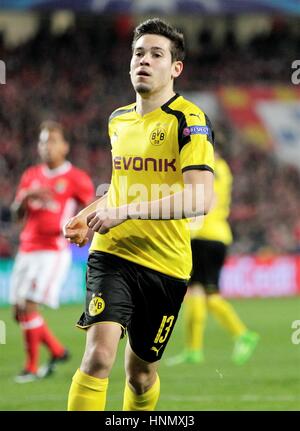 Lissabon, Portugal. 14. Februar 2017. Champions League, Benfica Lissabon gegen Borussia Dortmund; Raphael Guerreiro Dortmund) in Aktion Credit: Laurent Lairys/Agence Locevaphotos/Alamy Live News Stockfoto