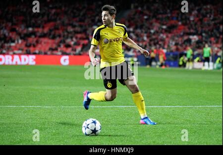 Lissabon, Portugal. 14. Februar 2017. Champions League, Benfica Lissabon gegen Borussia Dortmund; Raphael Guerreiro Dortmund) in Aktion Credit: Laurent Lairys/Agence Locevaphotos/Alamy Live News Stockfoto