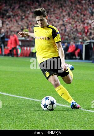 Lissabon, Portugal. 14. Februar 2017. Champions League, Benfica Lissabon gegen Borussia Dortmund; Raphael Guerreiro Dortmund) in Aktion Credit: Laurent Lairys/Agence Locevaphotos/Alamy Live News Stockfoto