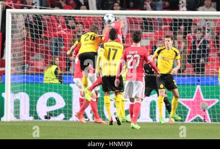 Lissabon, Portugal. 14. Februar 2017. Champions League, Benfica Lissabon gegen Borussia Dortmund; Luisao in Aktion Credit: Laurent Lairys/Agence Locevaphotos/Alamy Live News Stockfoto