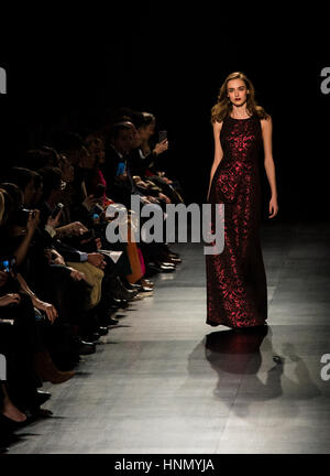 New York, USA. 14. Februar 2017. Ein Modell stellt eine Kreation von Badgley Mischka während der 2017 New York Fashion Week in New York City in den Vereinigten Staaten am 14. Februar 2017. Bildnachweis: Li Rui/Xinhua/Alamy Live-Nachrichten Stockfoto