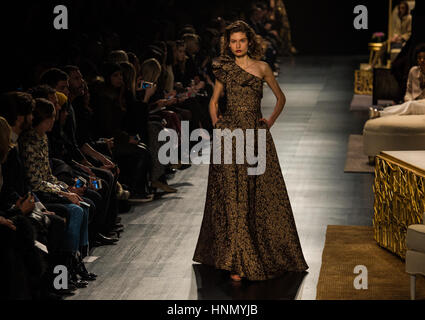 New York, USA. 14. Februar 2017. Ein Modell stellt eine Kreation von Badgley Mischka während der 2017 New York Fashion Week in New York City in den Vereinigten Staaten am 14. Februar 2017. Bildnachweis: Li Rui/Xinhua/Alamy Live-Nachrichten Stockfoto