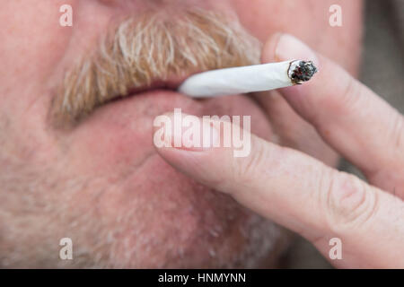 Kingston, Ontario, Kanada. 14. Februar 2017. Ein Mann raucht ein medizinisches Marihuana-Gelenk in Kingston, Ontario, am 14. Februar 2017. Bildnachweis: Lars Hagberg/ZUMA Draht/Alamy Live-Nachrichten Stockfoto