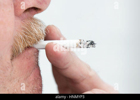 Kingston, Ontario, Kanada. 14. Februar 2017. Ein Mann raucht ein medizinisches Marihuana-Gelenk in Kingston, Ontario, am 14. Februar 2017. Bildnachweis: Lars Hagberg/ZUMA Draht/Alamy Live-Nachrichten Stockfoto